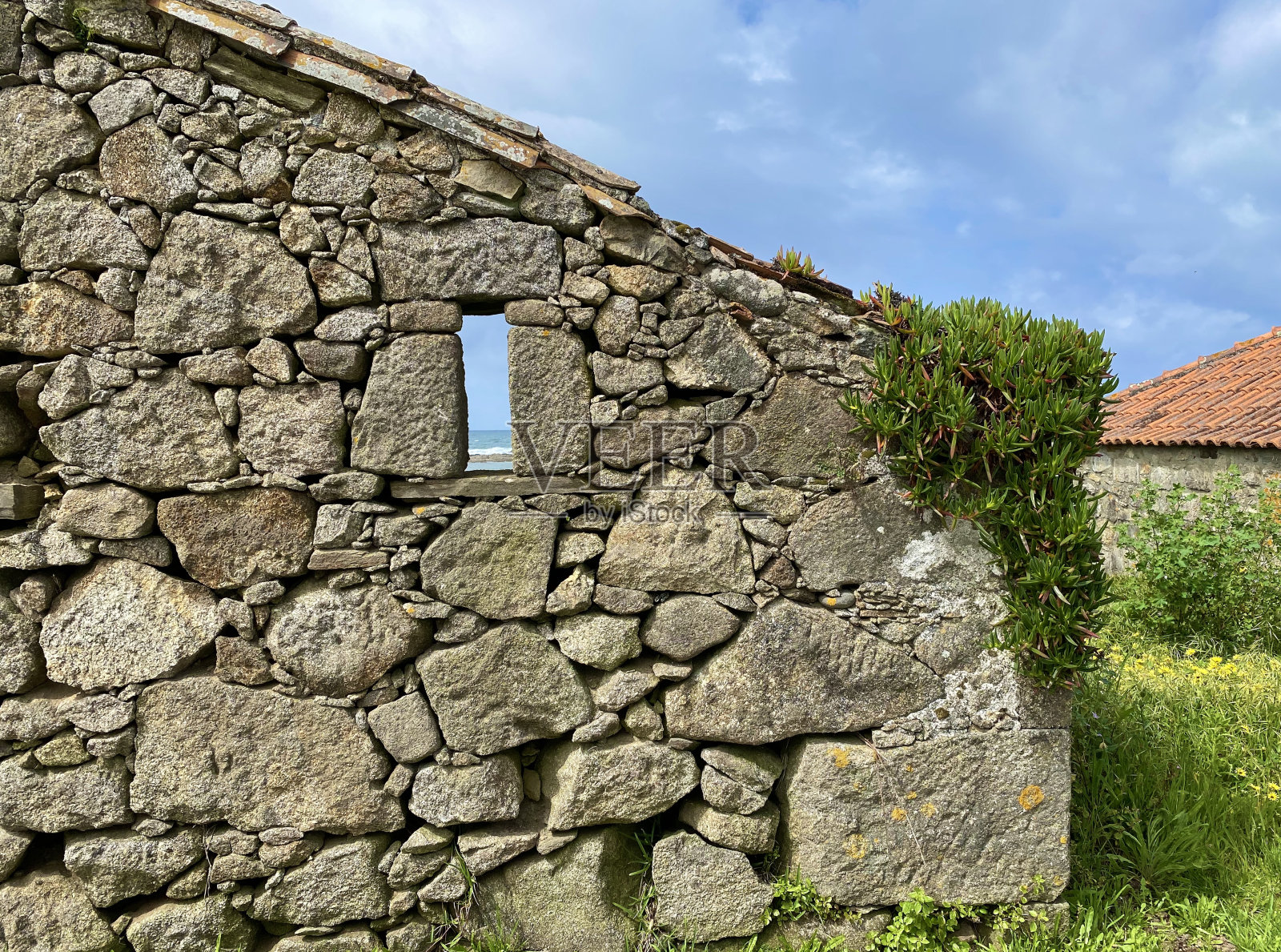 atl海岸一座废弃的石头房子的古墙照片摄影图片