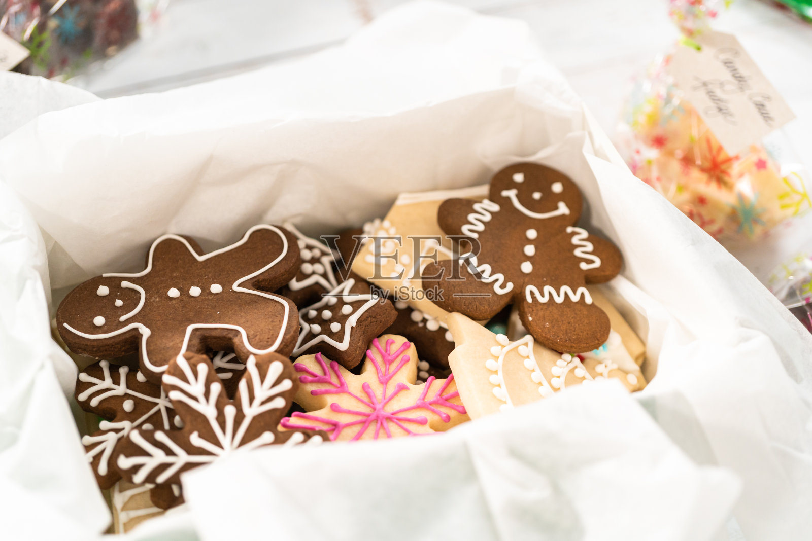 包装自制的姜饼和糖圣诞饼干作为礼物。照片摄影图片