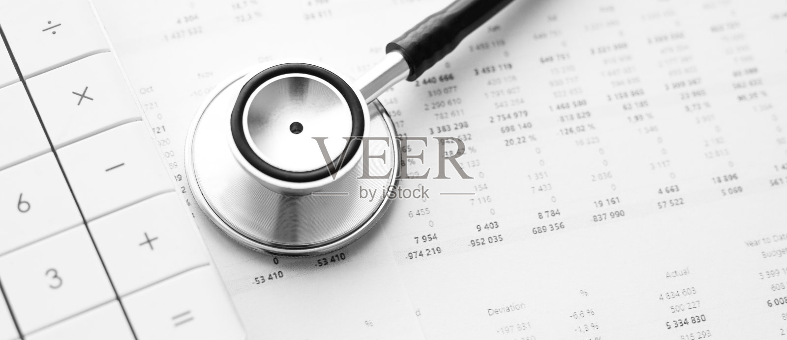 听诊器和计算器。医疗费用或医疗保险的概念照片摄影图片