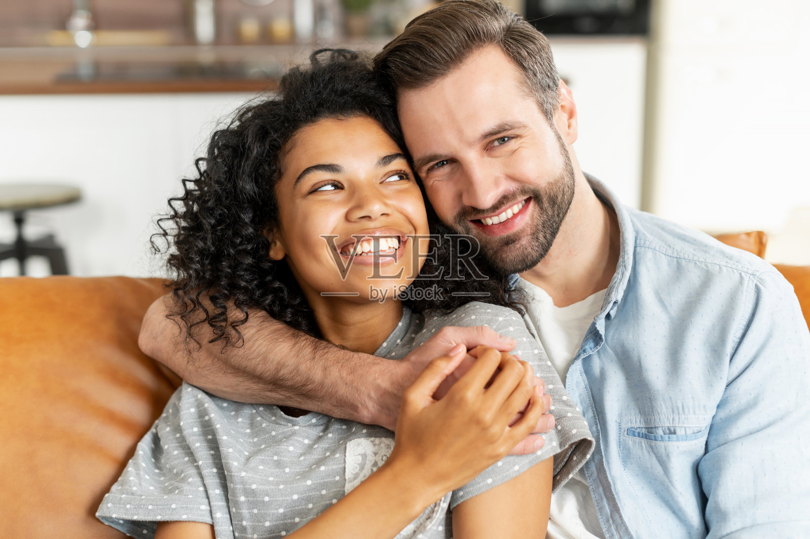 相爱的多种族情侣在家里休闲照片摄影图片