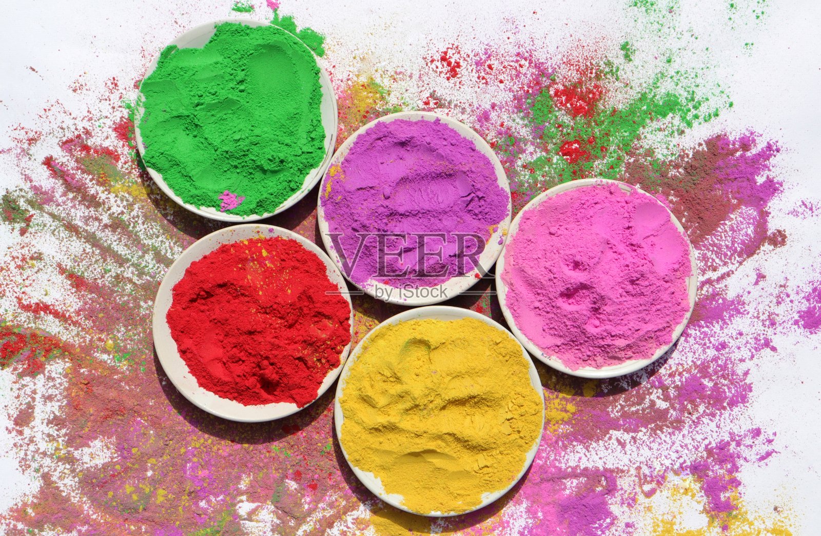 顶视图的印度胡里节颜色或Gulal在盘子上的颜色背景，完美的壁纸照片摄影图片