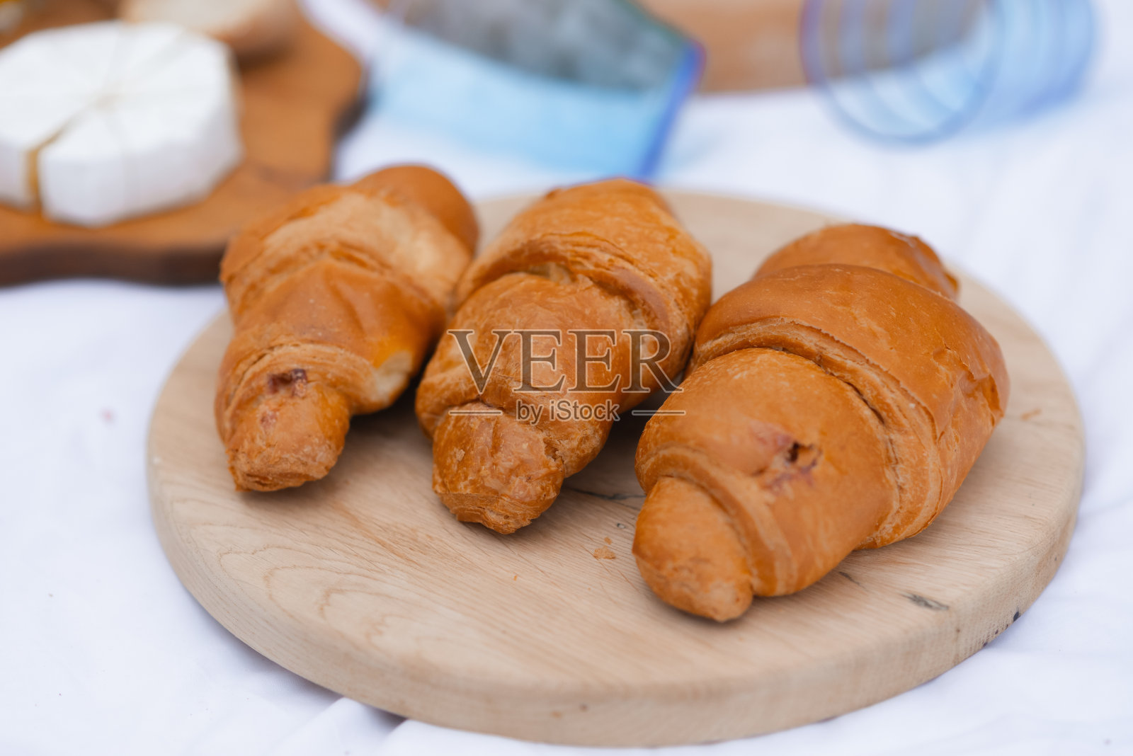 美丽的秋天野餐在湖上日落照片摄影图片