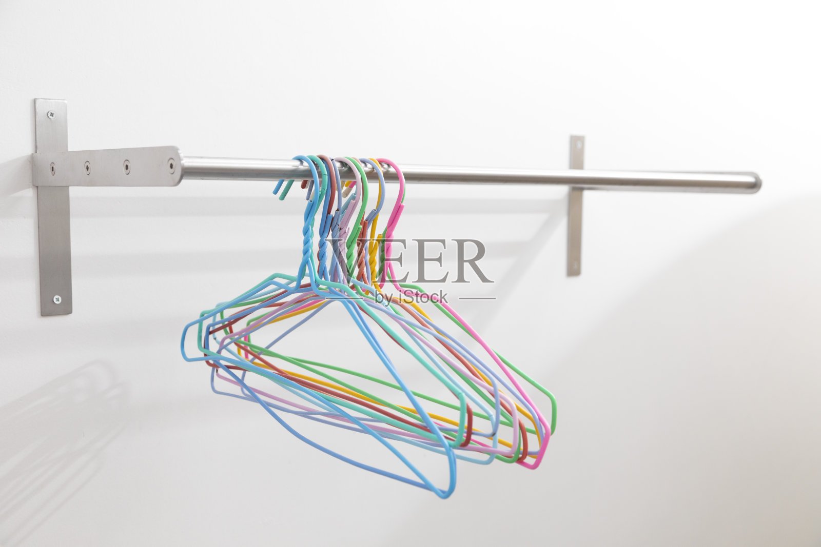 空晾衣架，不锈钢晾衣挂在墙上。照片摄影图片