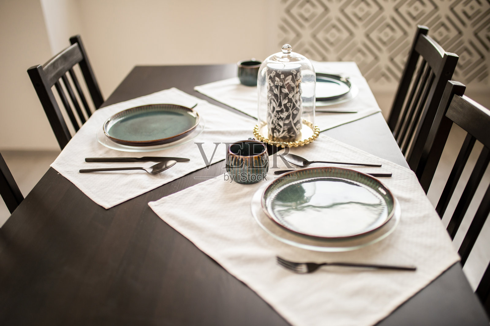 黑色白色的厨房内部，极简主义照片摄影图片