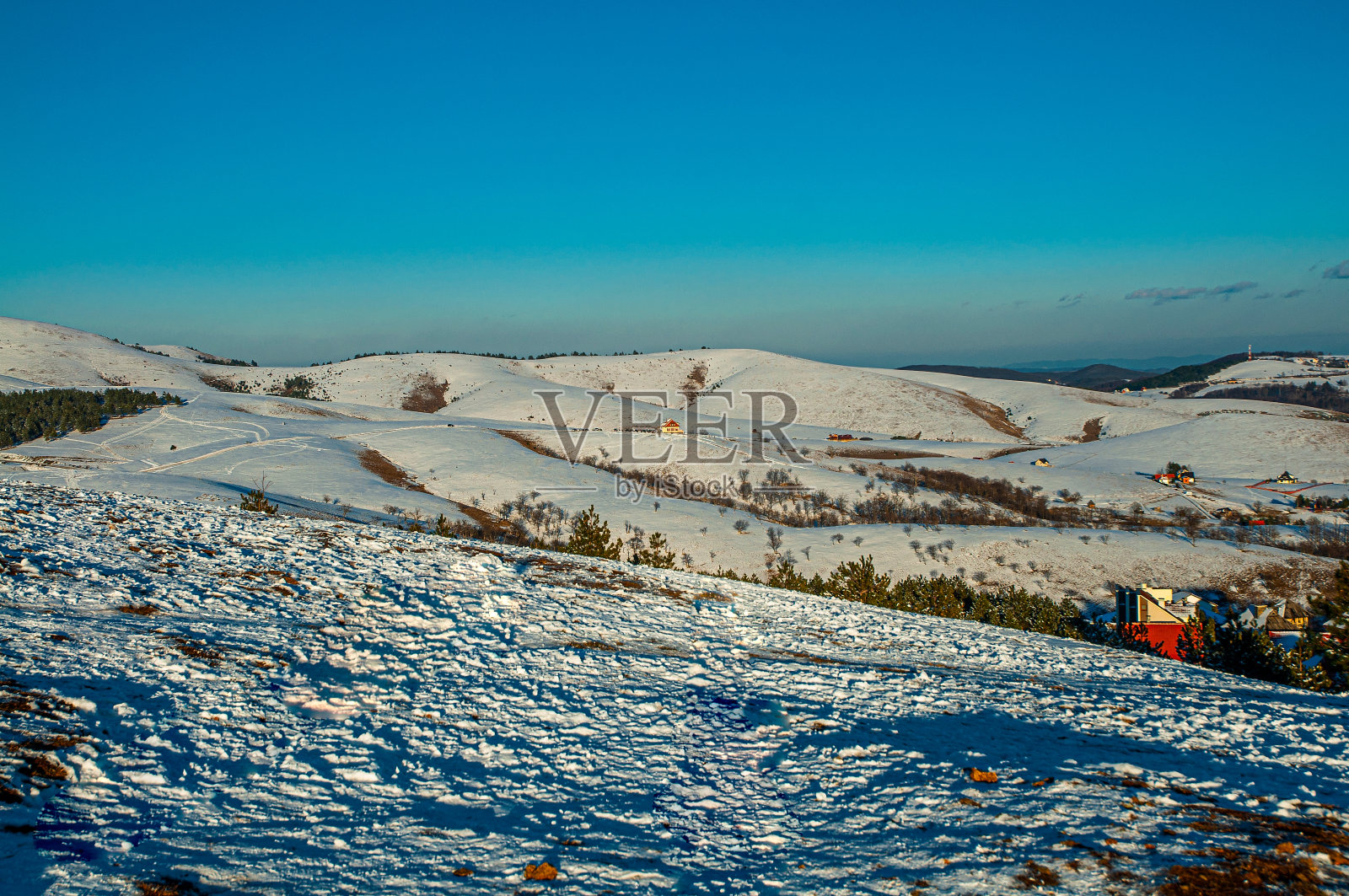 鸟瞰图在美丽的雪山Divcibare，塞尔维亚照片摄影图片