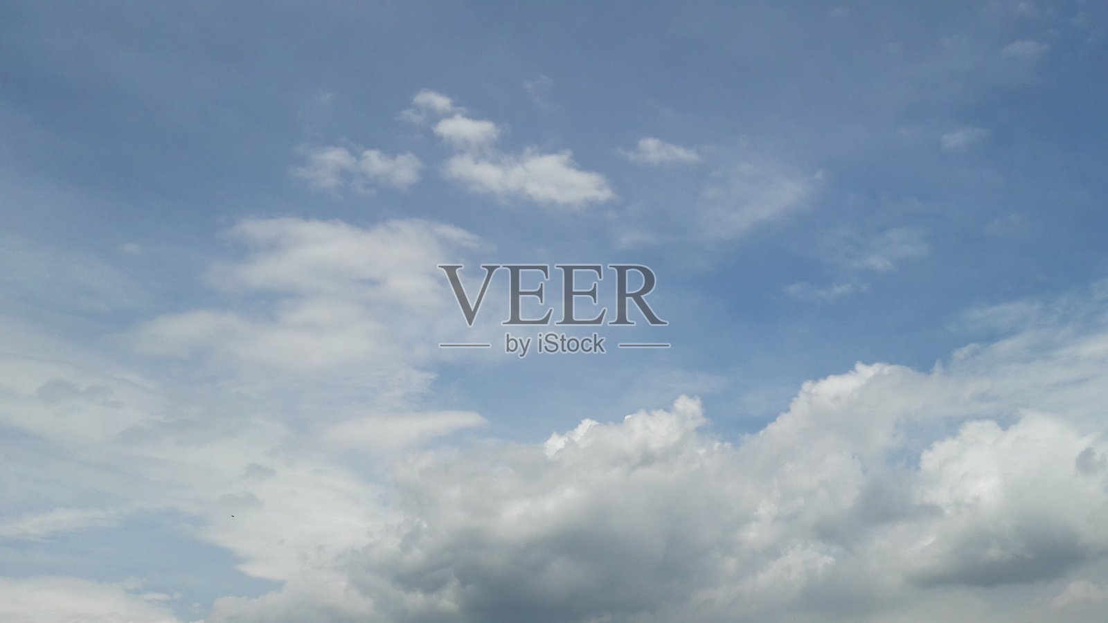 白色的云彩在蓝天背景，在白天照片摄影图片