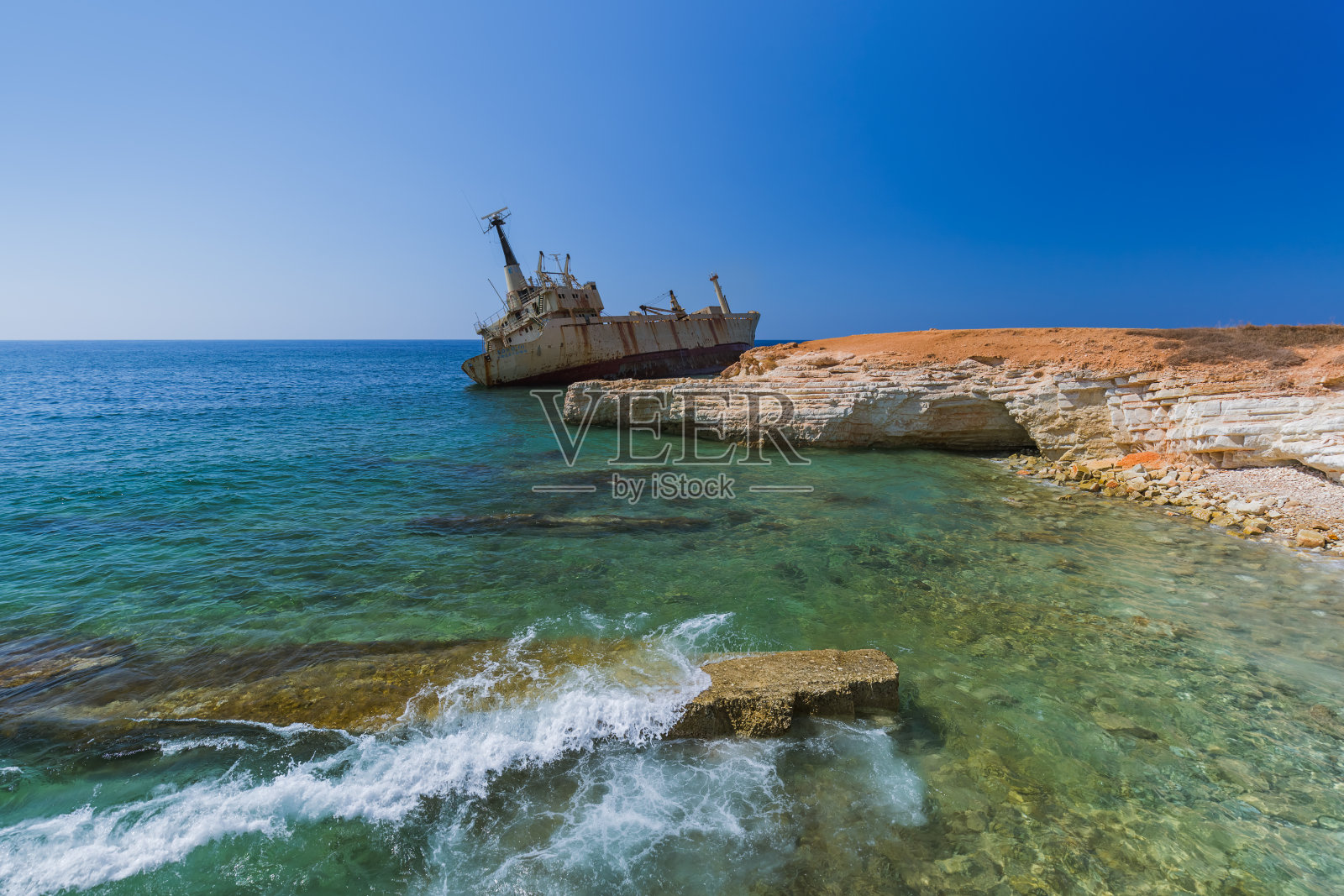 塞浦路斯帕福斯海岸附近的一艘旧船失事照片摄影图片
