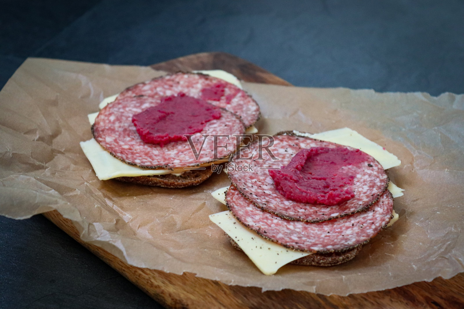 两个开面三明治照片摄影图片