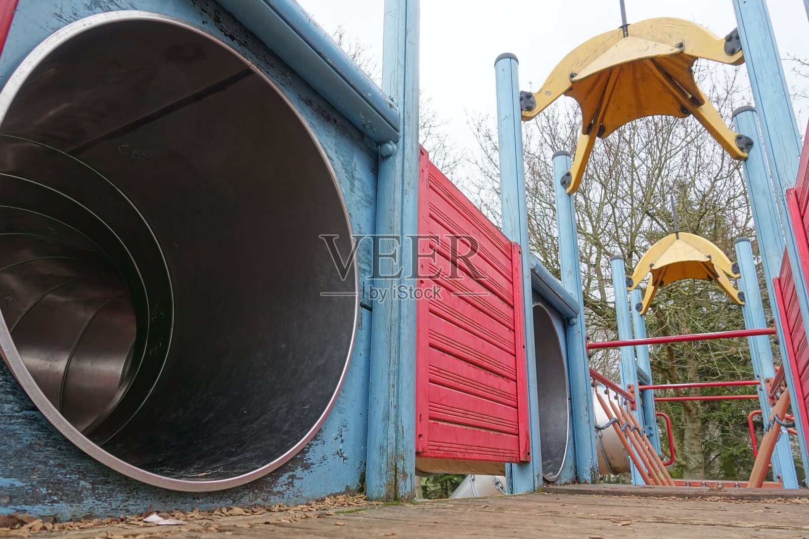 儿童游乐场在一个公共公园的雪橇照片摄影图片