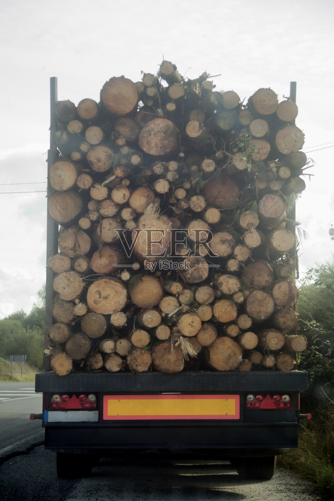 装满原木的大卡车照片摄影图片