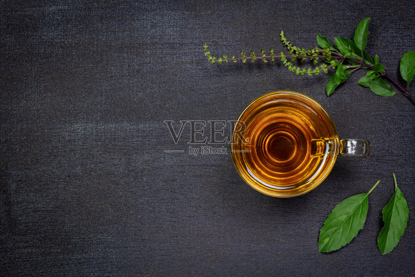 图丝或神圣罗勒茶在透明的玻璃杯照片摄影图片