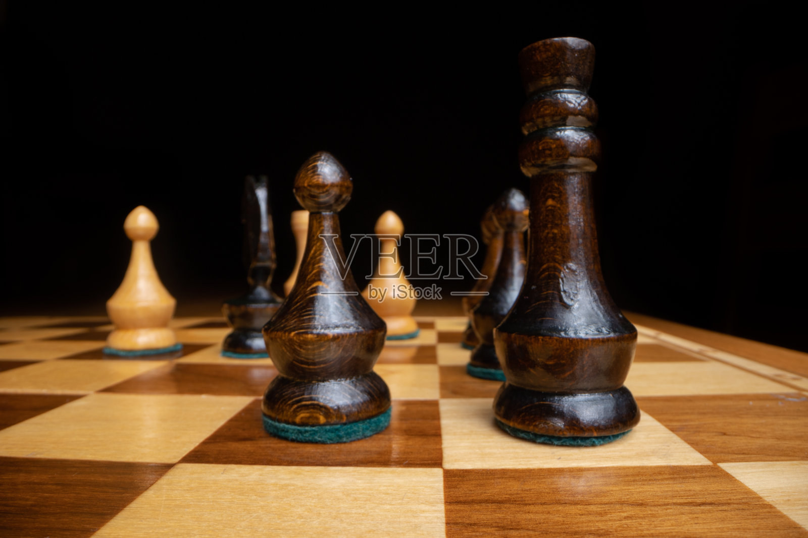 黑木象棋皇后和棋子上的宏照片摄影图片