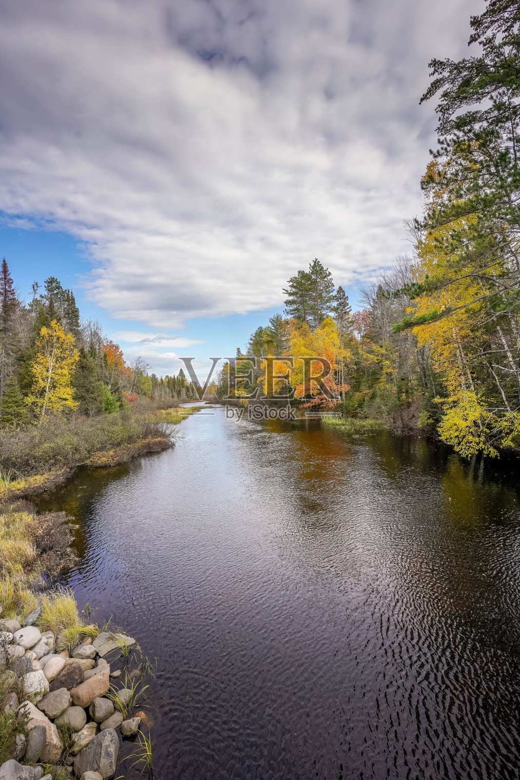 秋天威斯康辛河上的云朵照片摄影图片
