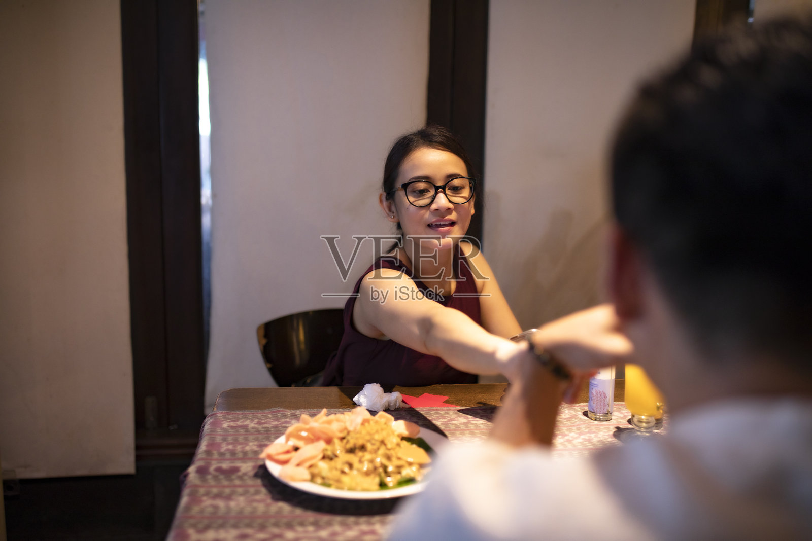 一对夫妇在咖啡店里玩照片摄影图片