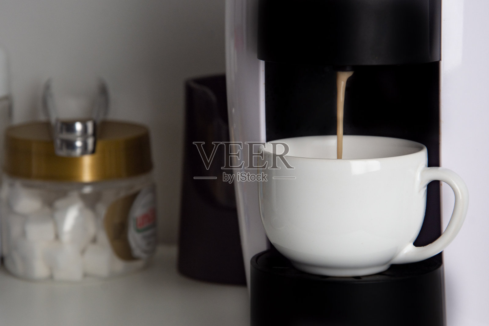 要循序渐进地使用咖啡机照片摄影图片