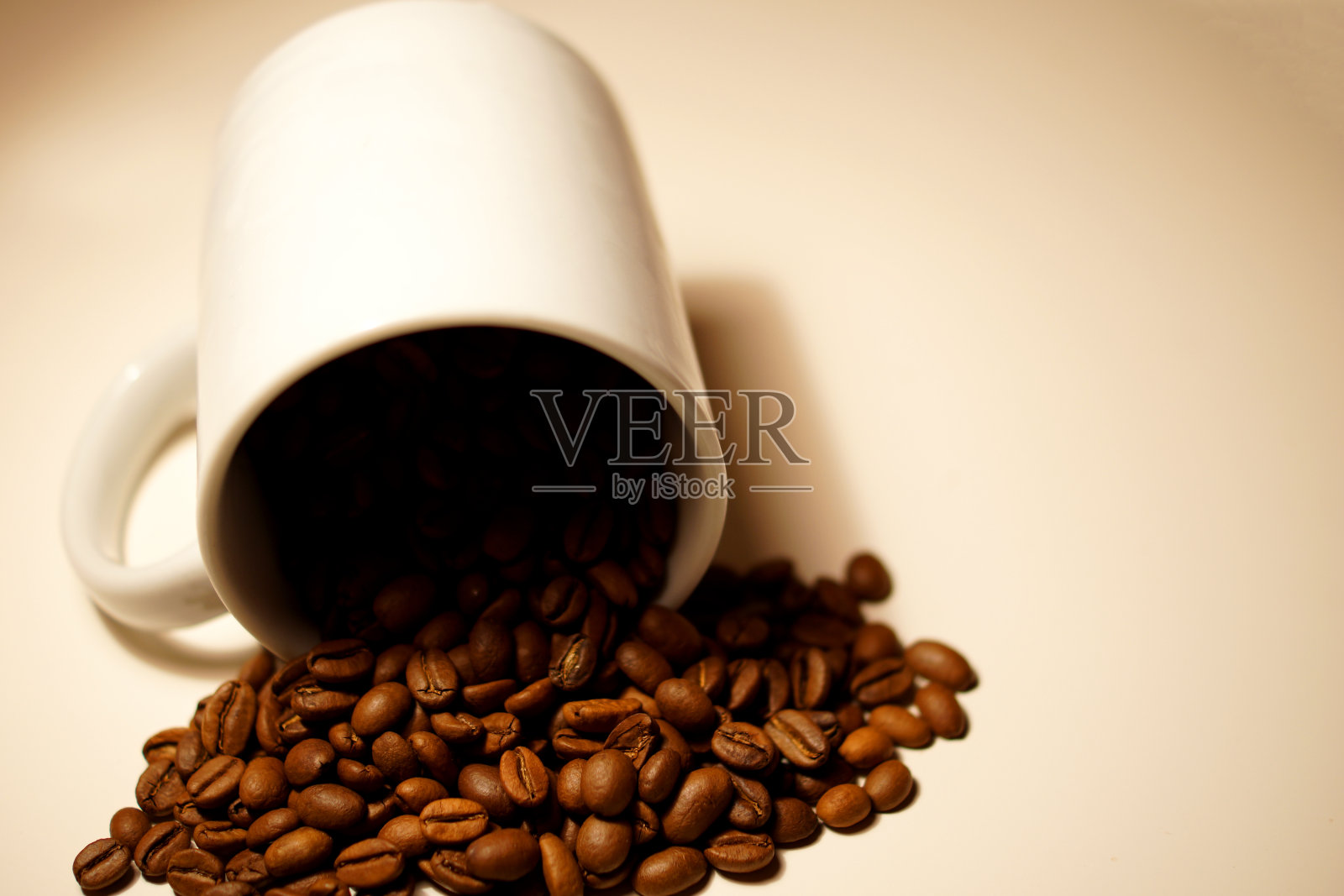 白杯咖啡豆。照片摄影图片