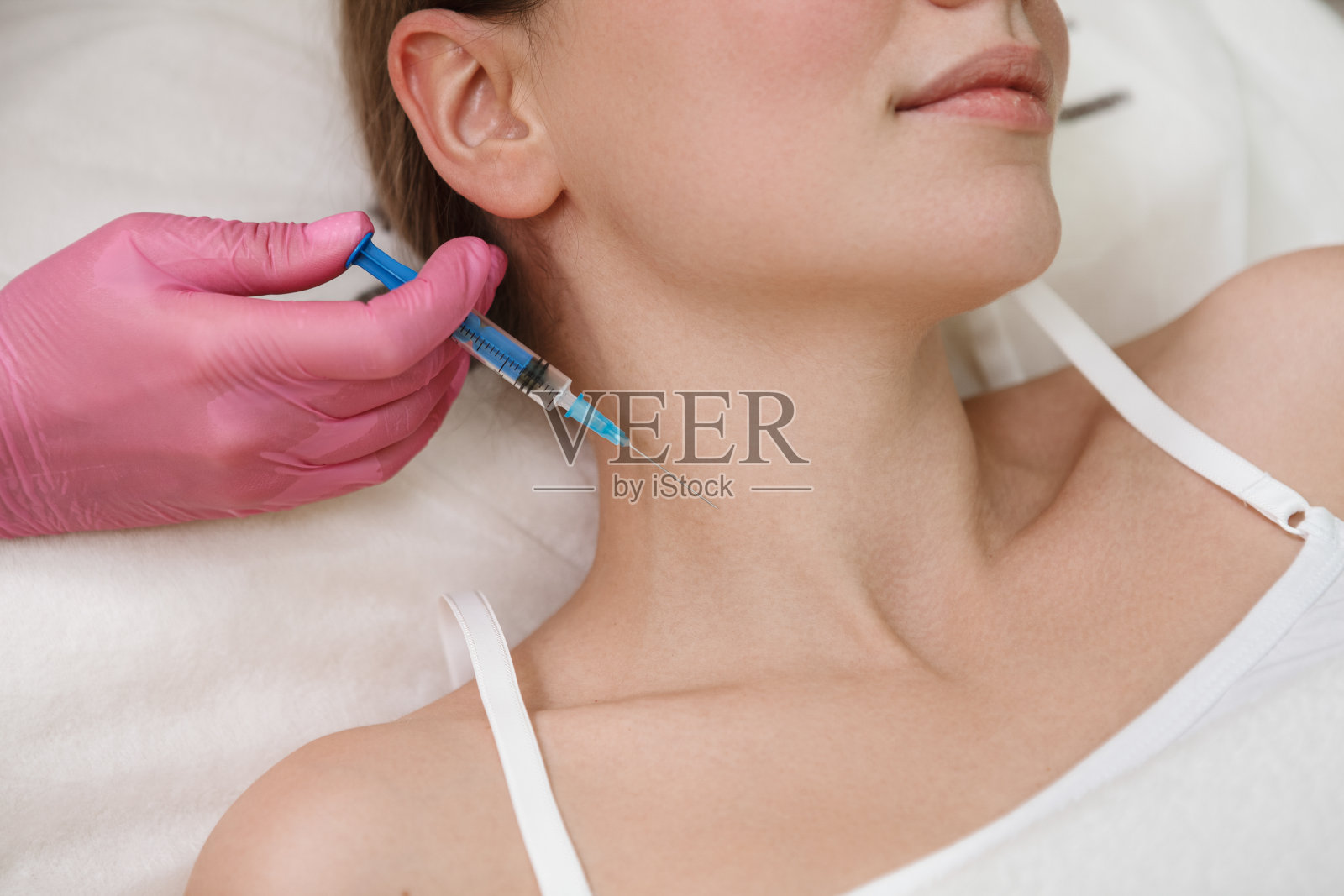 女士正在美容诊所接受美容治疗照片摄影图片