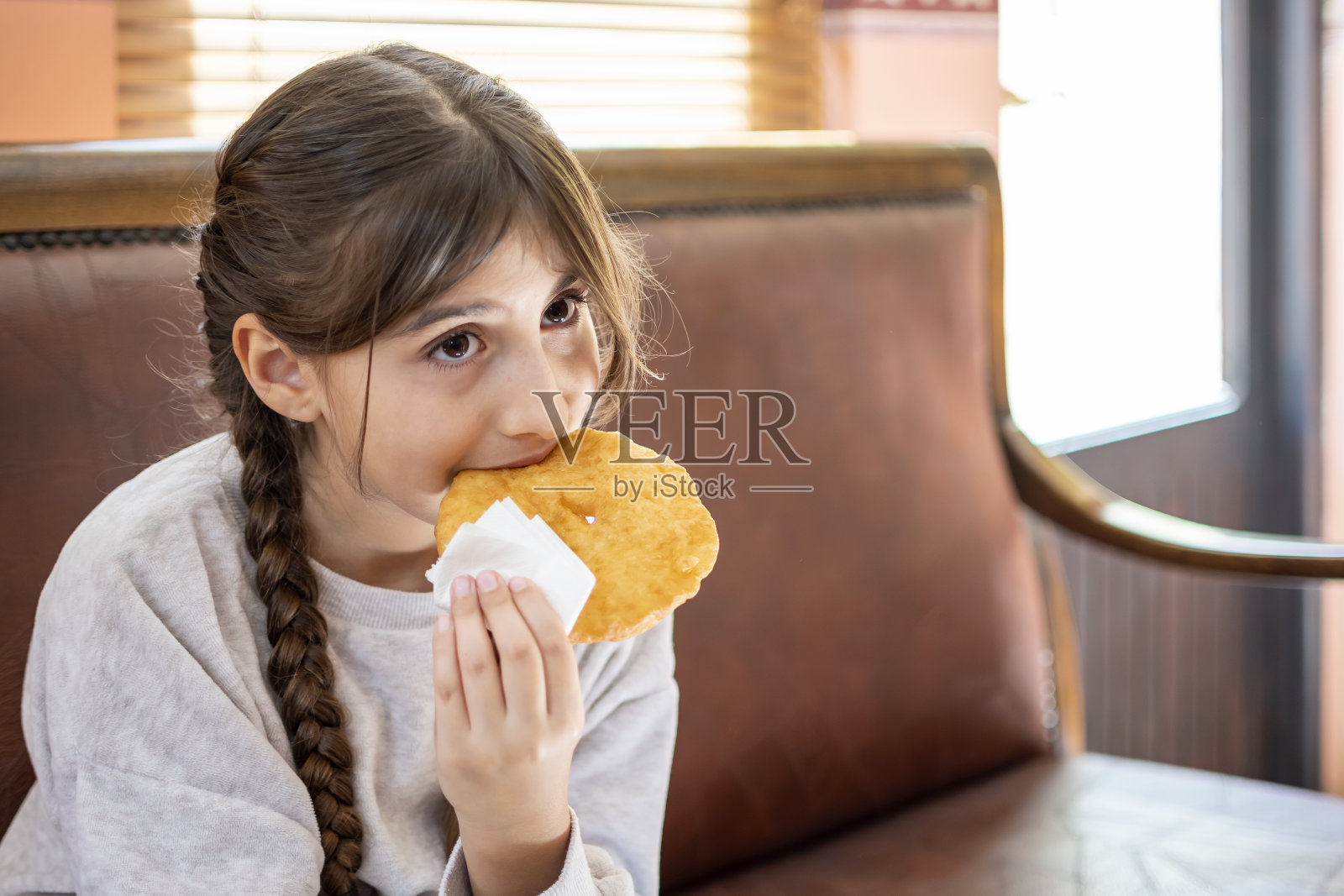 一个小女孩吃土耳其油炸面团pisi的肖像照片摄影图片