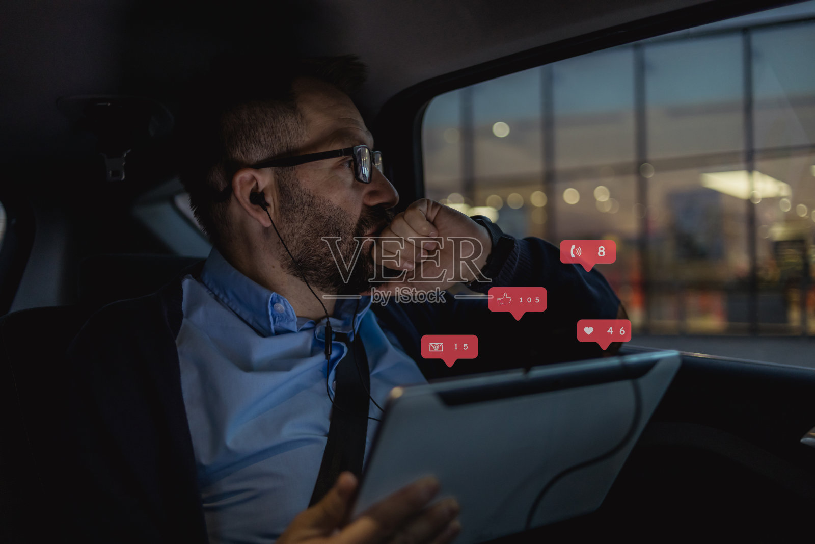 你智能手机上的社交媒体或网络，评论，点赞，新粉丝，短信或邮件照片摄影图片