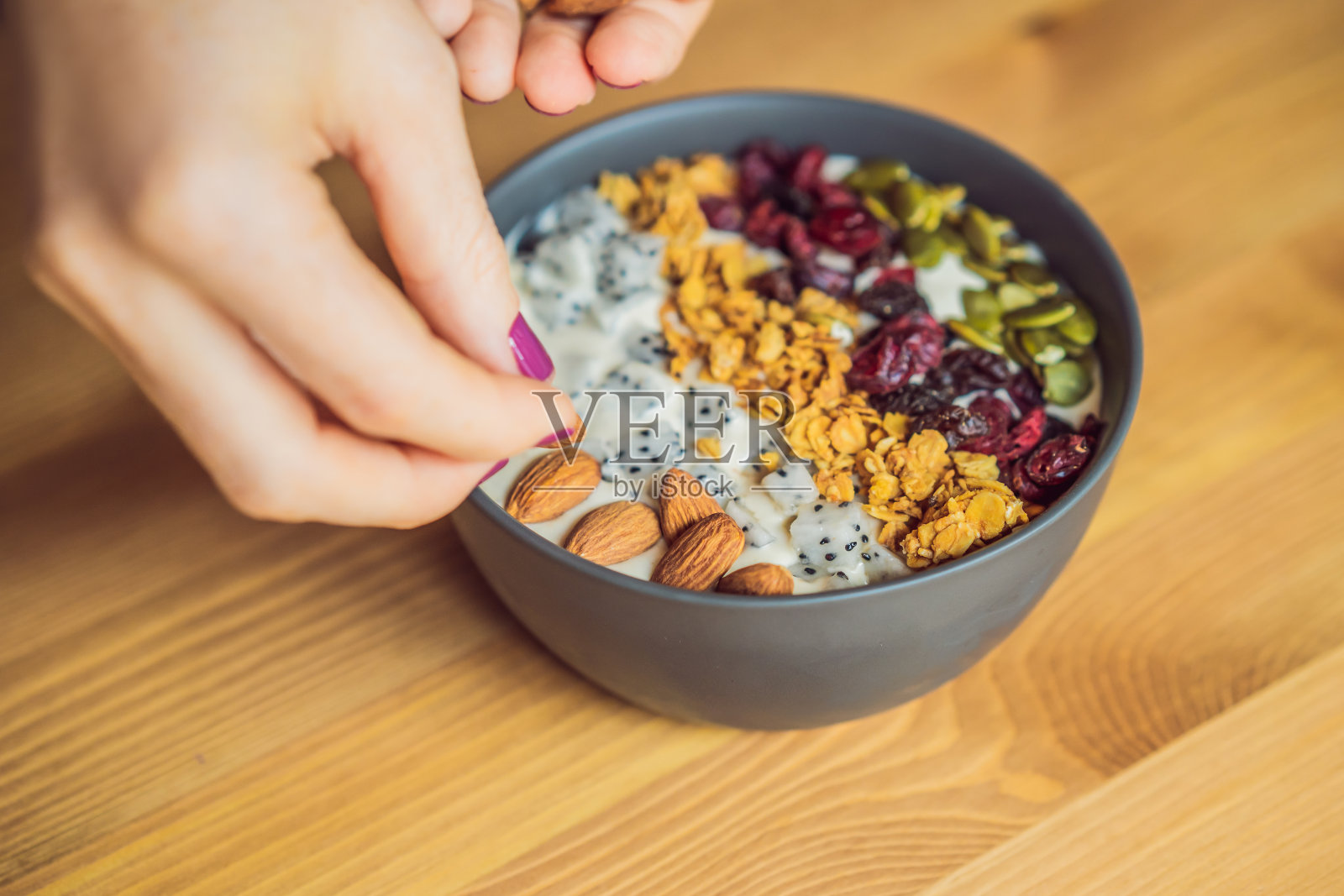 女人的手正在准备一个冰沙碗照片摄影图片