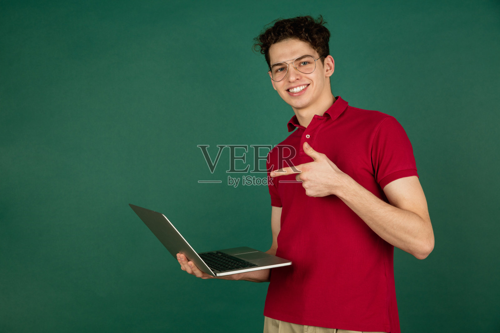 白人男子的肖像孤立在绿色的工作室背景与copyspace照片摄影图片