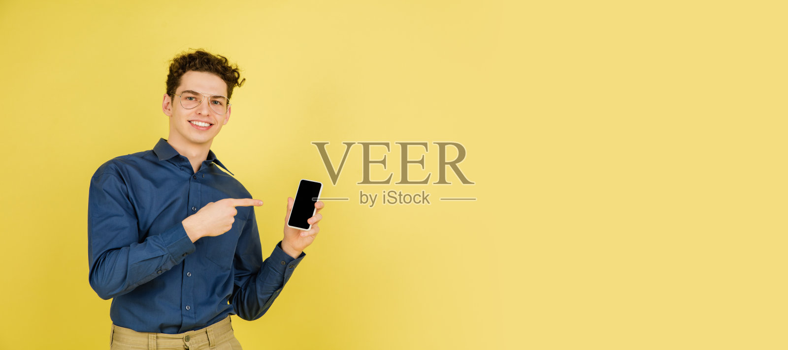 白人男子的肖像孤立在黄色的工作室背景与拷贝空间照片摄影图片