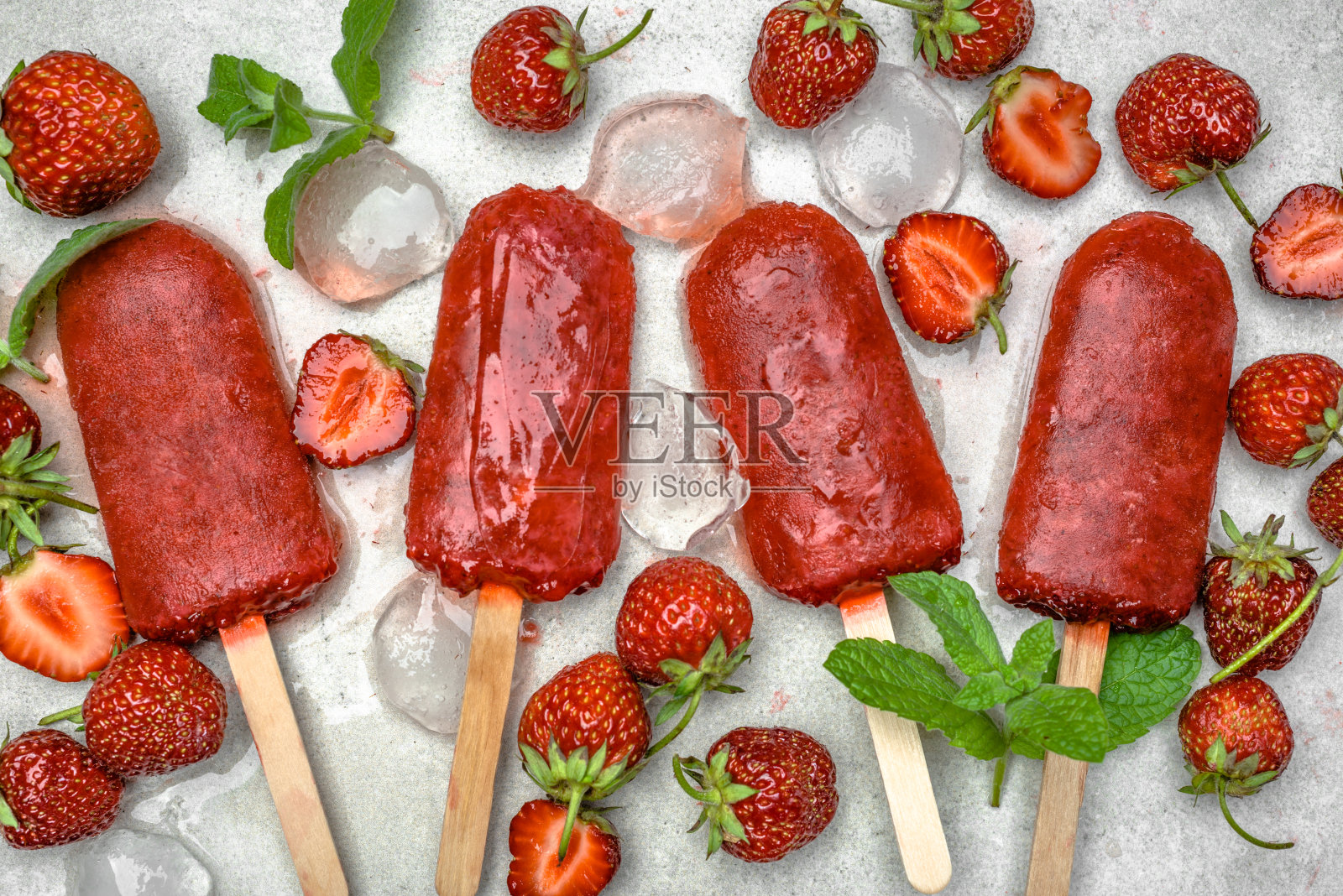 新鲜水果冰棒配草莓冰糕。冰汁冰棒，平躺，俯视图。照片摄影图片