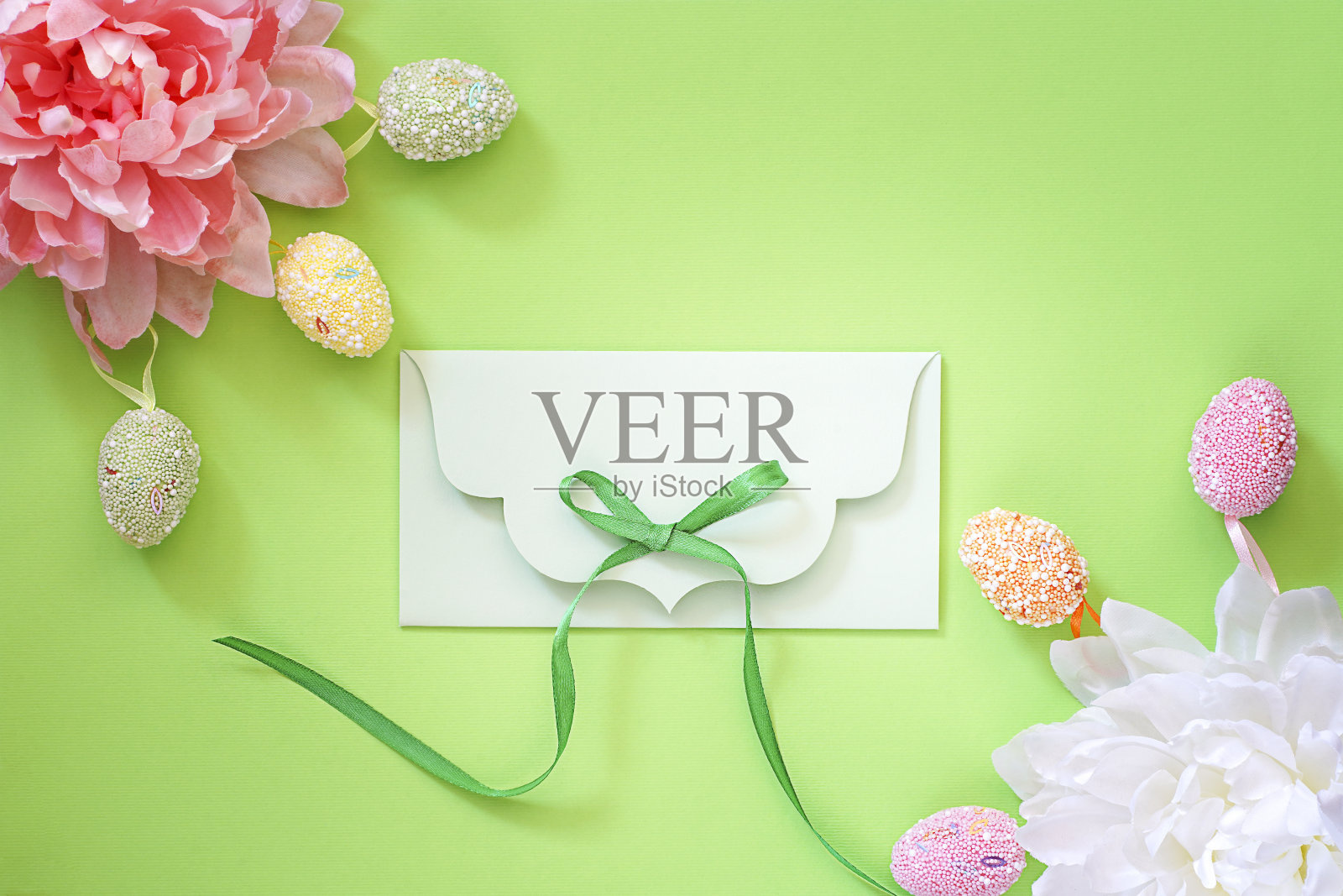 用鸡蛋、花和信封组成的复活节作品照片摄影图片