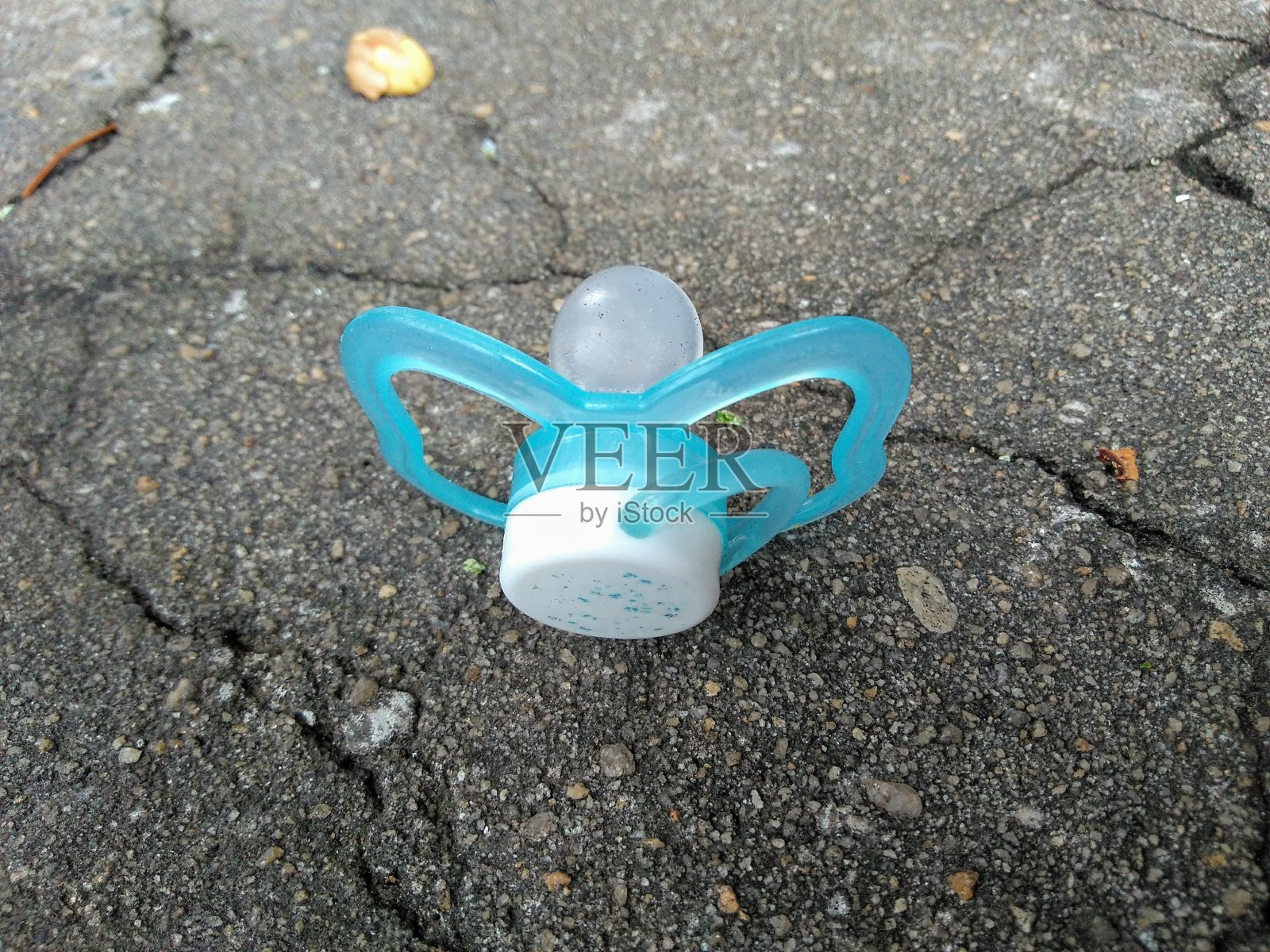 地板上有个婴儿奶嘴照片摄影图片