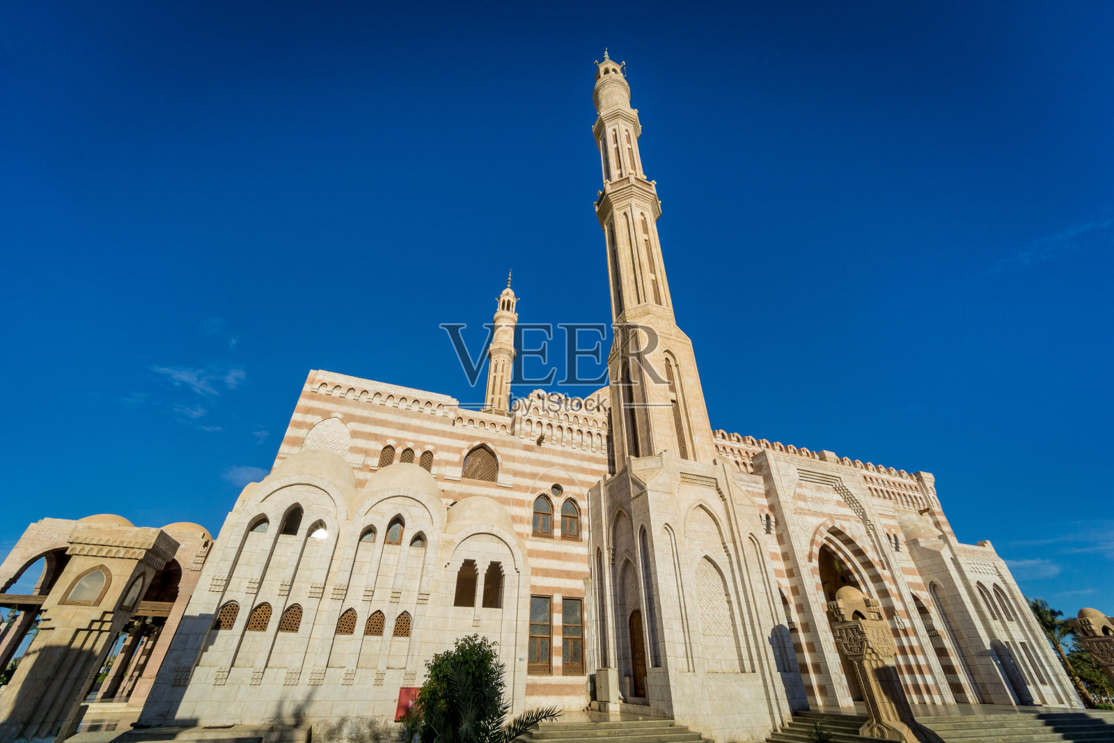 美丽的大伊斯兰清真寺在天空的背景照片摄影图片