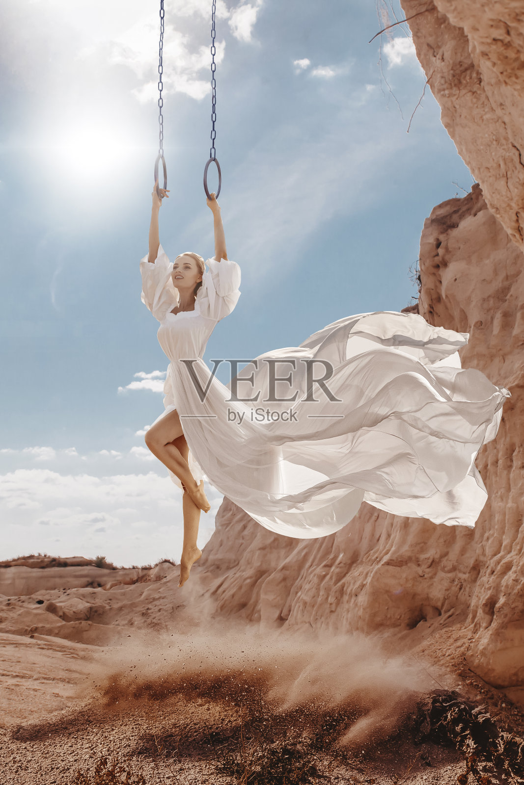 穿着白色裙子的漂亮女人照片摄影图片