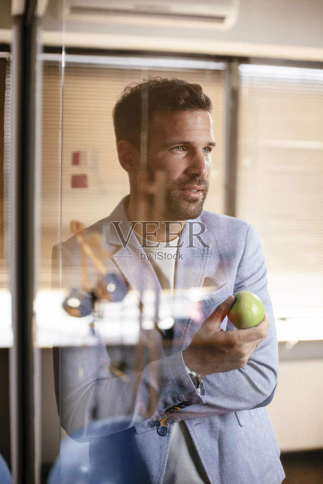 英俊的商人正在制定商业计划。照片摄影图片