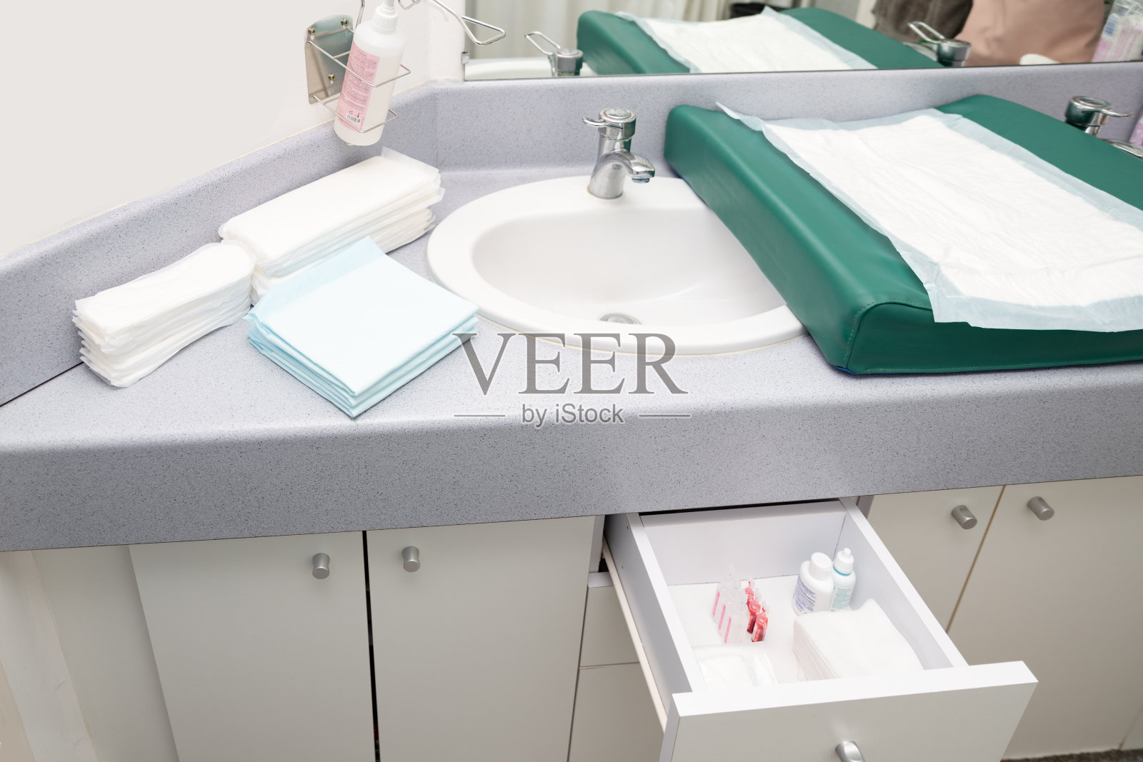 妇产医院房内备有母婴必备用品照片摄影图片