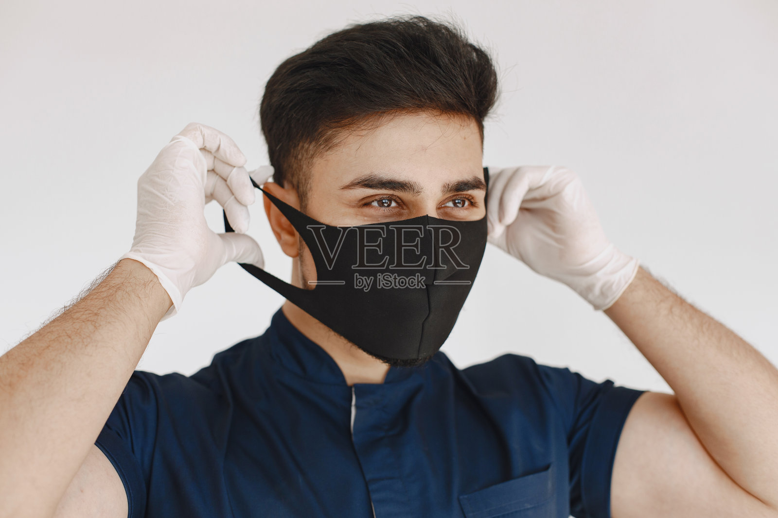 一个医生在白色背景下摆姿势的肖像照片摄影图片