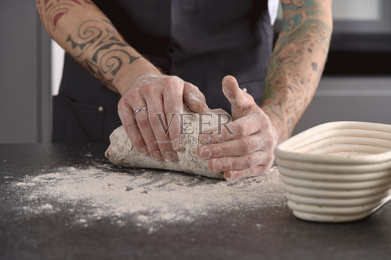 纹身手揉黑麦酵母面团与面粉照片摄影图片