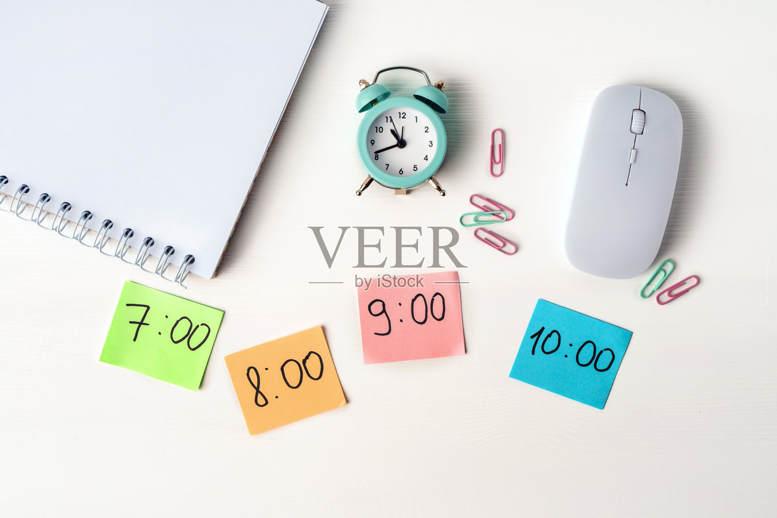 彩色笔记与时间在桌面上用记事本，闹钟。副本的空间。计划一天的概念，时间表。照片摄影图片