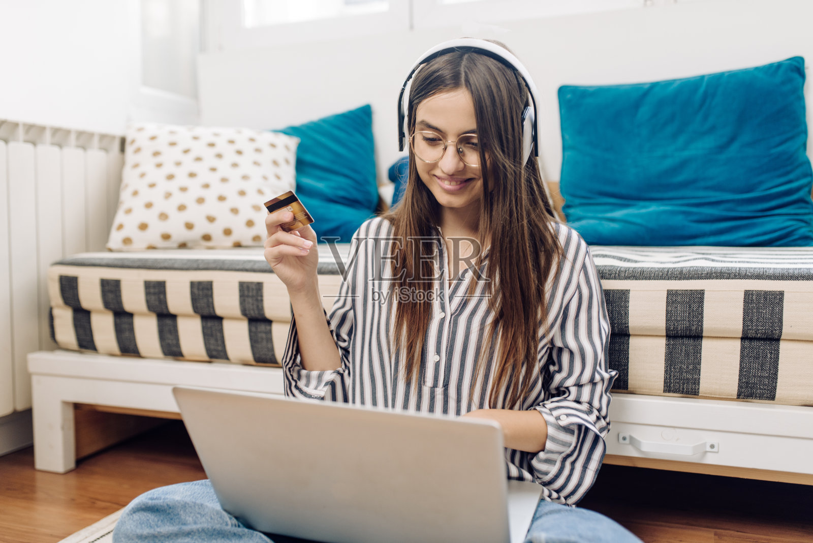 一个女孩的肖像上网和使用她的银行帐户购物照片摄影图片