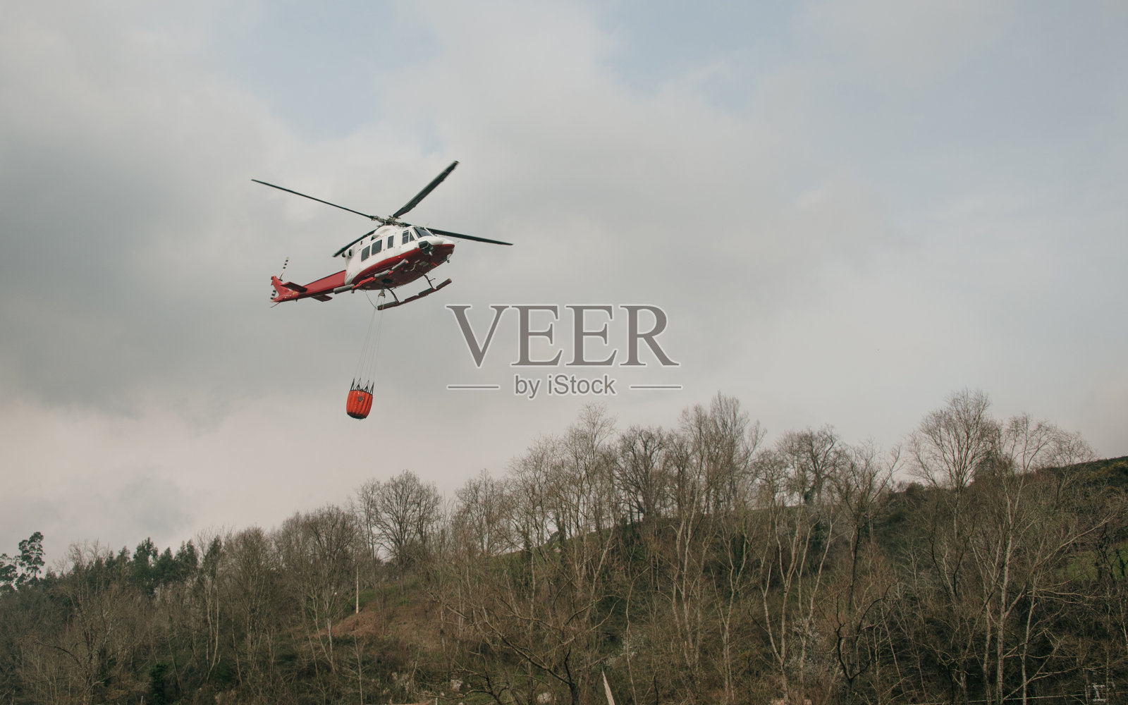 空中有消防直升机照片摄影图片