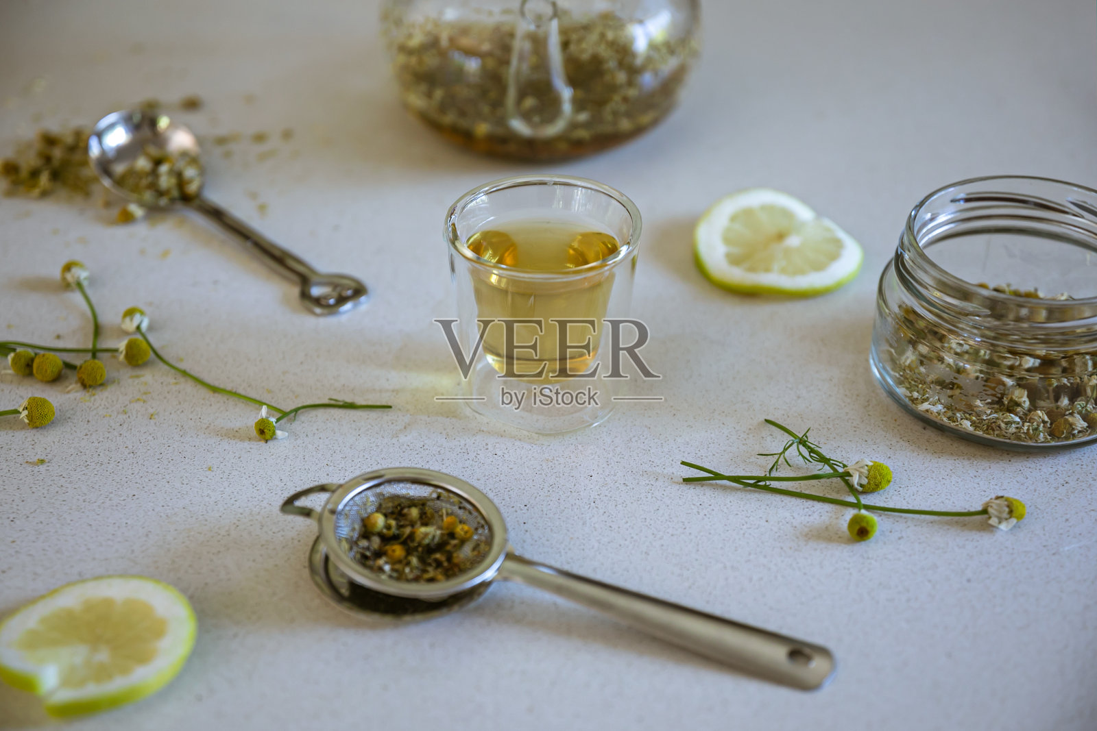 厨房里准备甘菊茶的最上面的镜头照片摄影图片