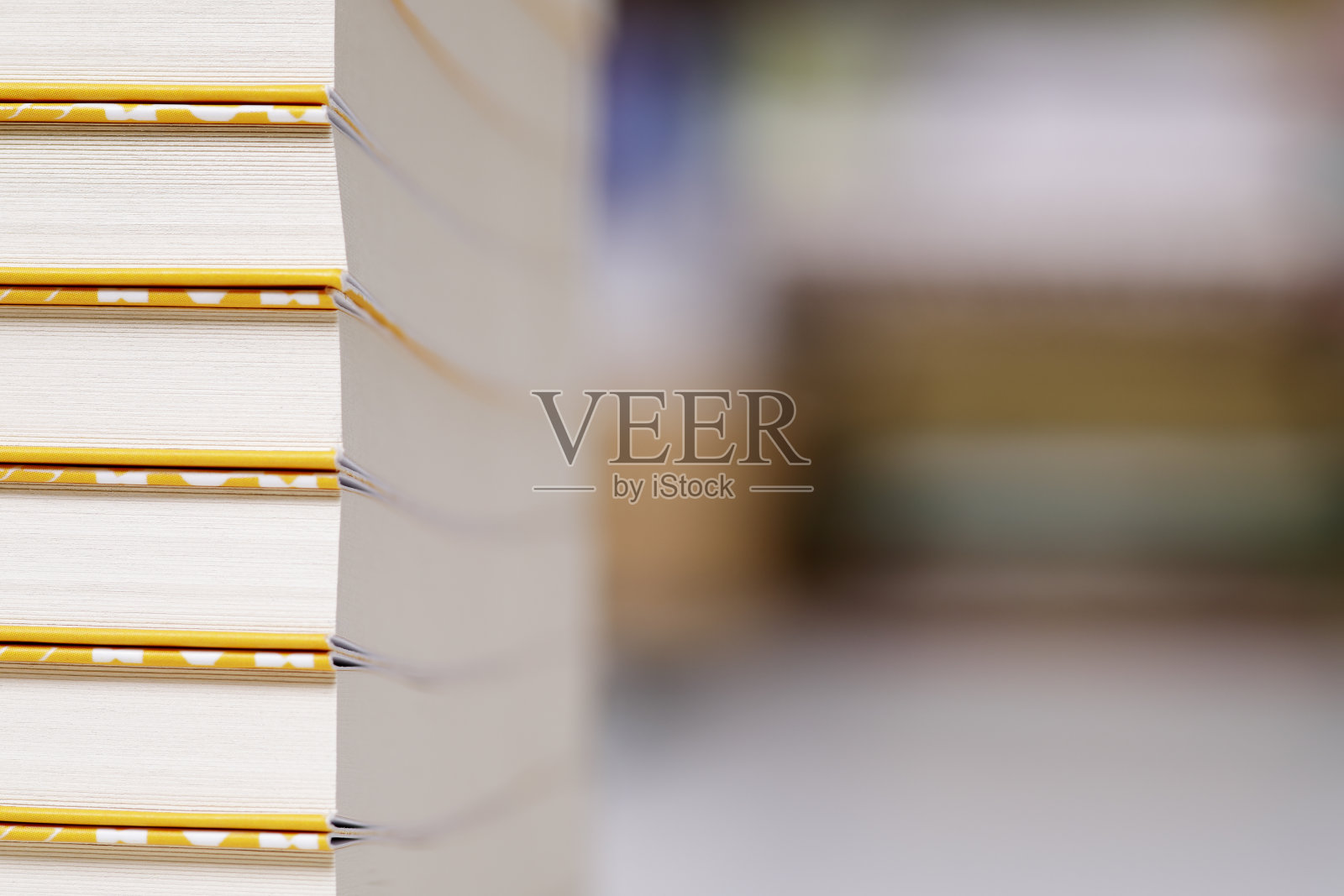 图书馆里的一堆书照片摄影图片