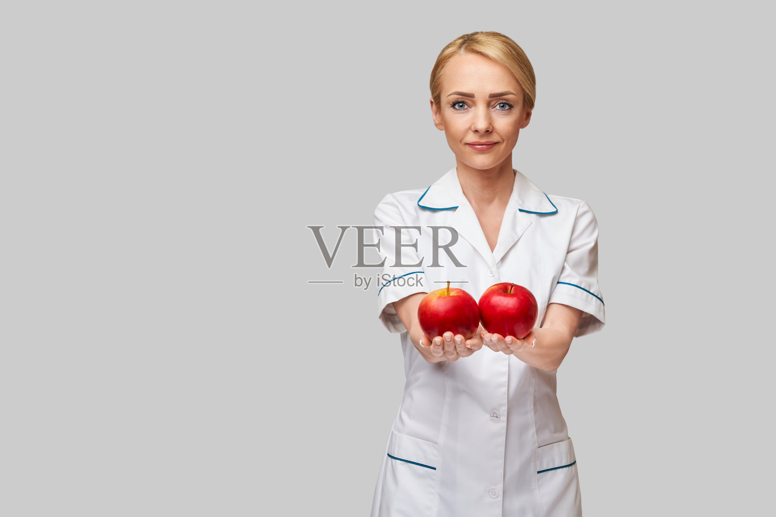 营养学家医生健康生活理念-持有机红苹果照片摄影图片