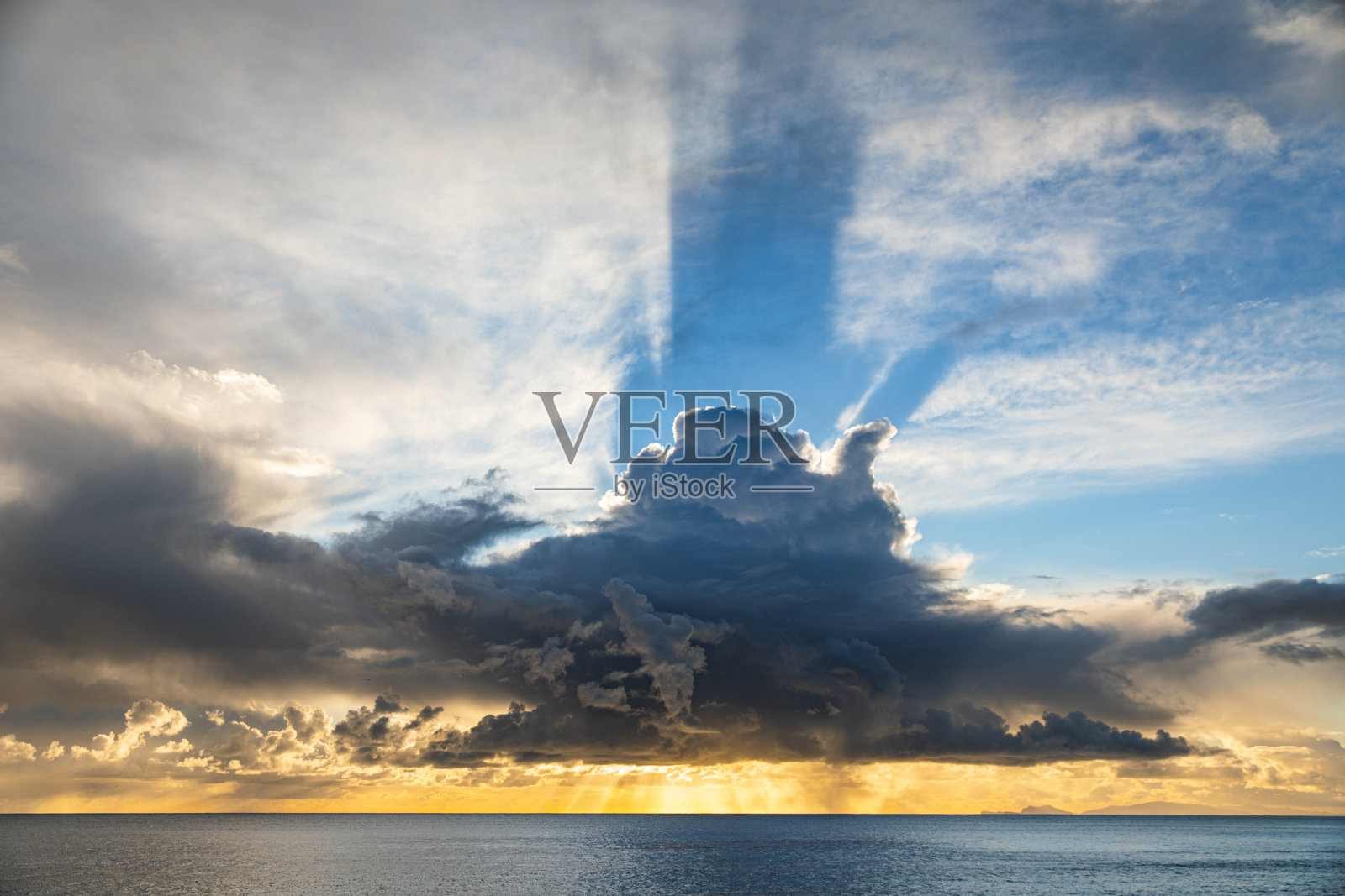 戏剧性的风暴云海景在海洋上产生阳光效果照片摄影图片