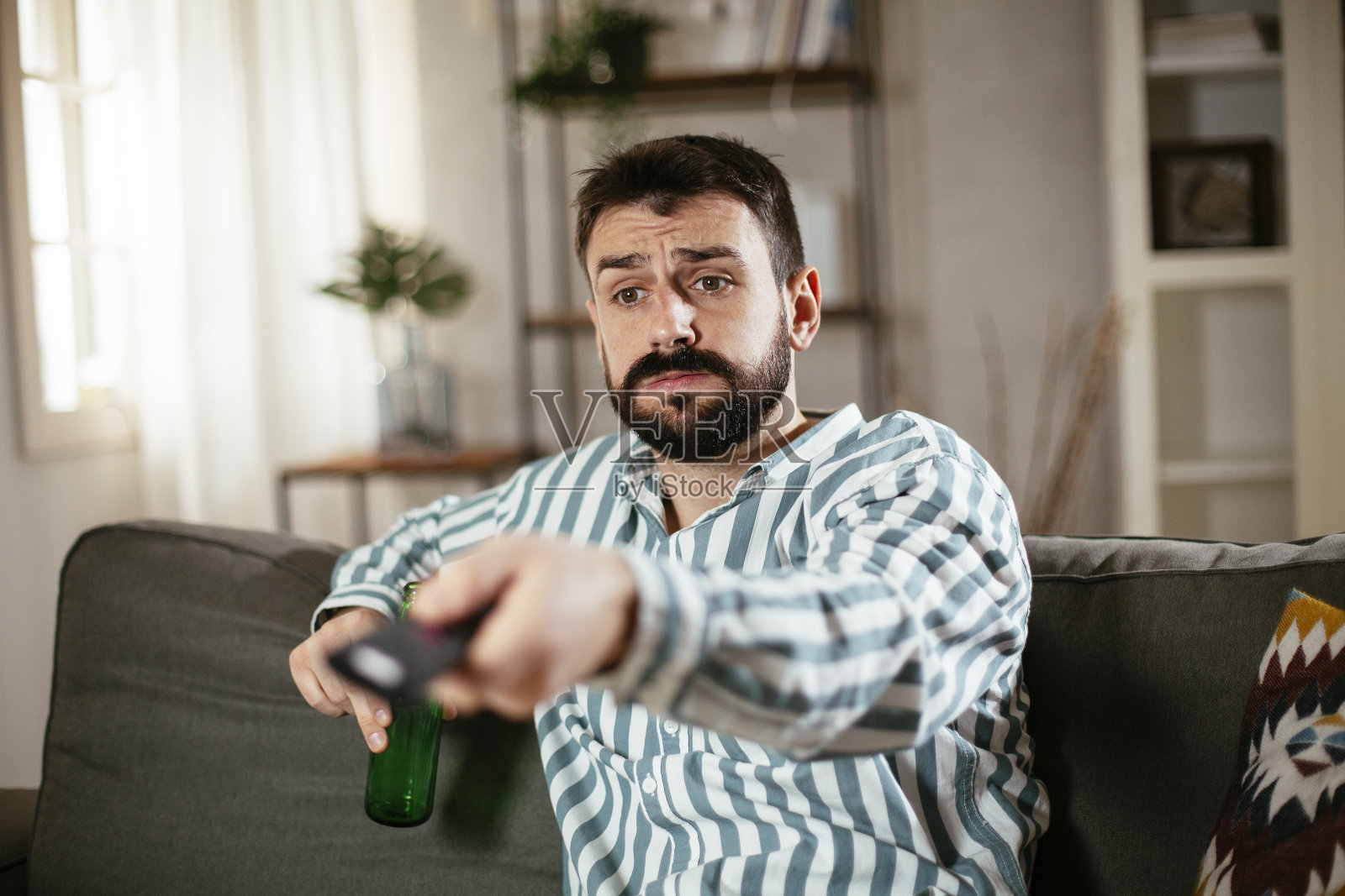 坐在客厅看电影的男人照片摄影图片