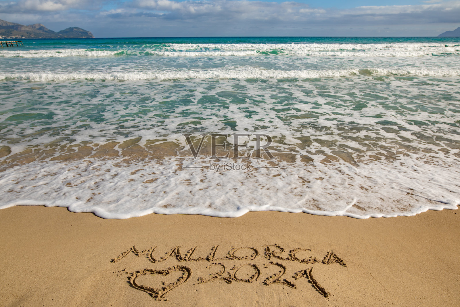 马略卡岛2021年，沙滩上的沙子上写着一个心形照片摄影图片