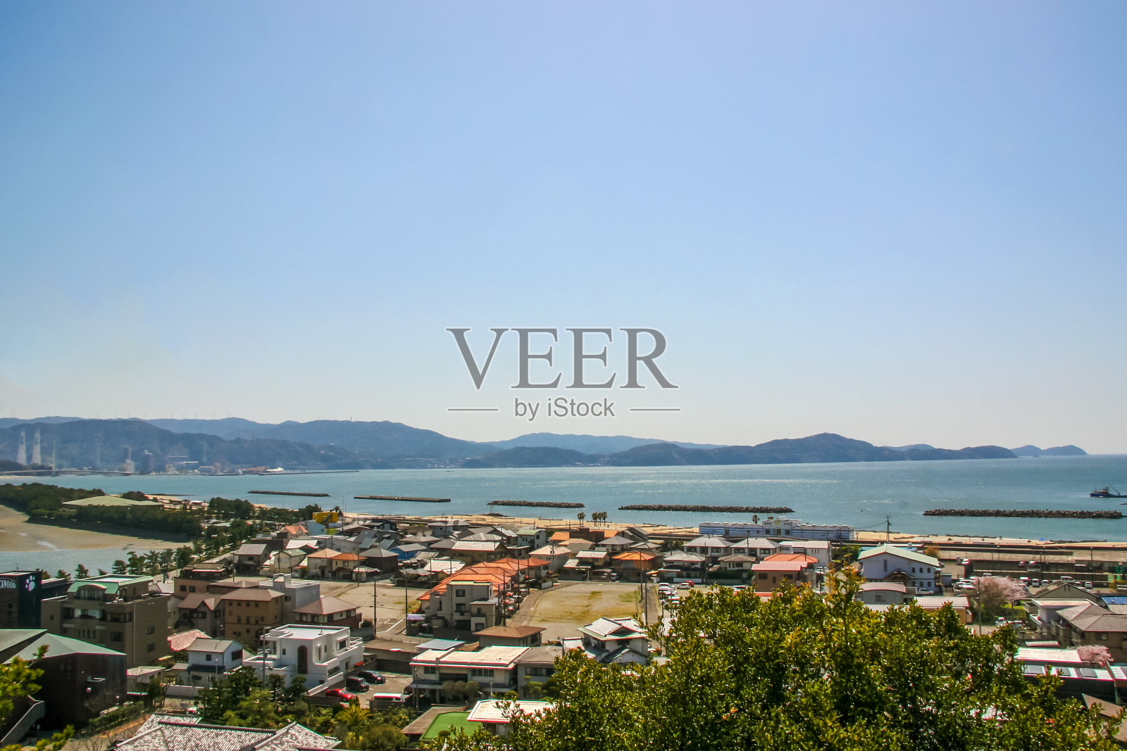 从和歌山的山上看海滨小镇和海岸线照片摄影图片