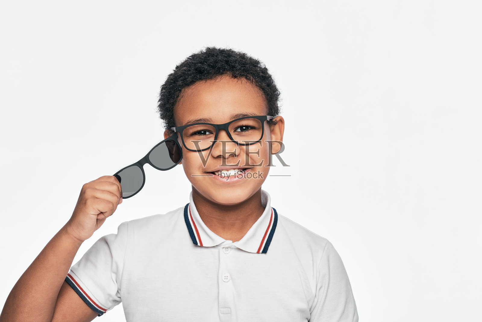 非裔美国男孩为太阳镜和眼镜做广告。眼镜，二分之一照片摄影图片