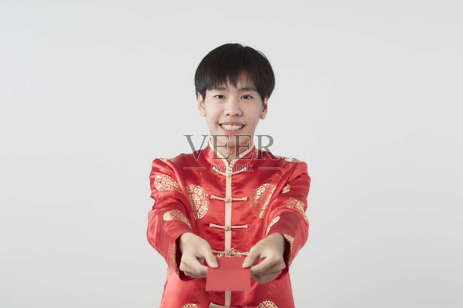 年轻的亚洲男子在普通话领连衣裙拿着红包在白色的背景照片摄影图片