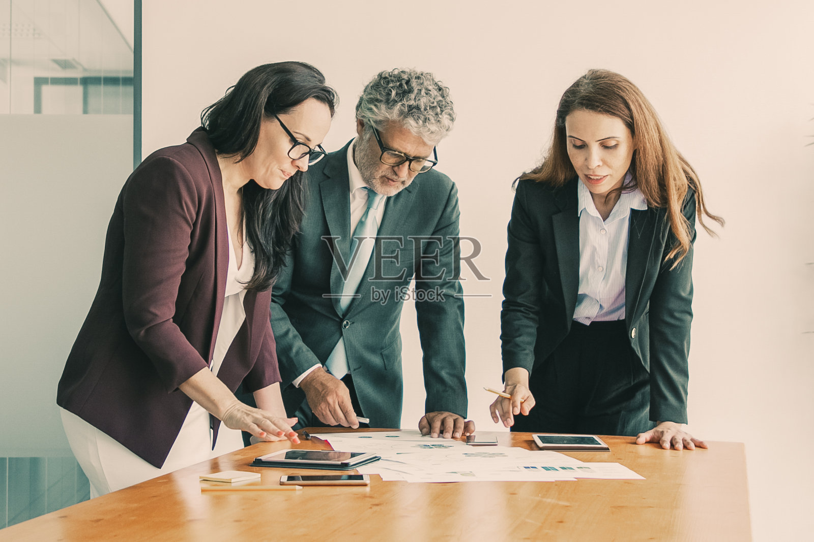 内容合作伙伴观看统计报告照片摄影图片