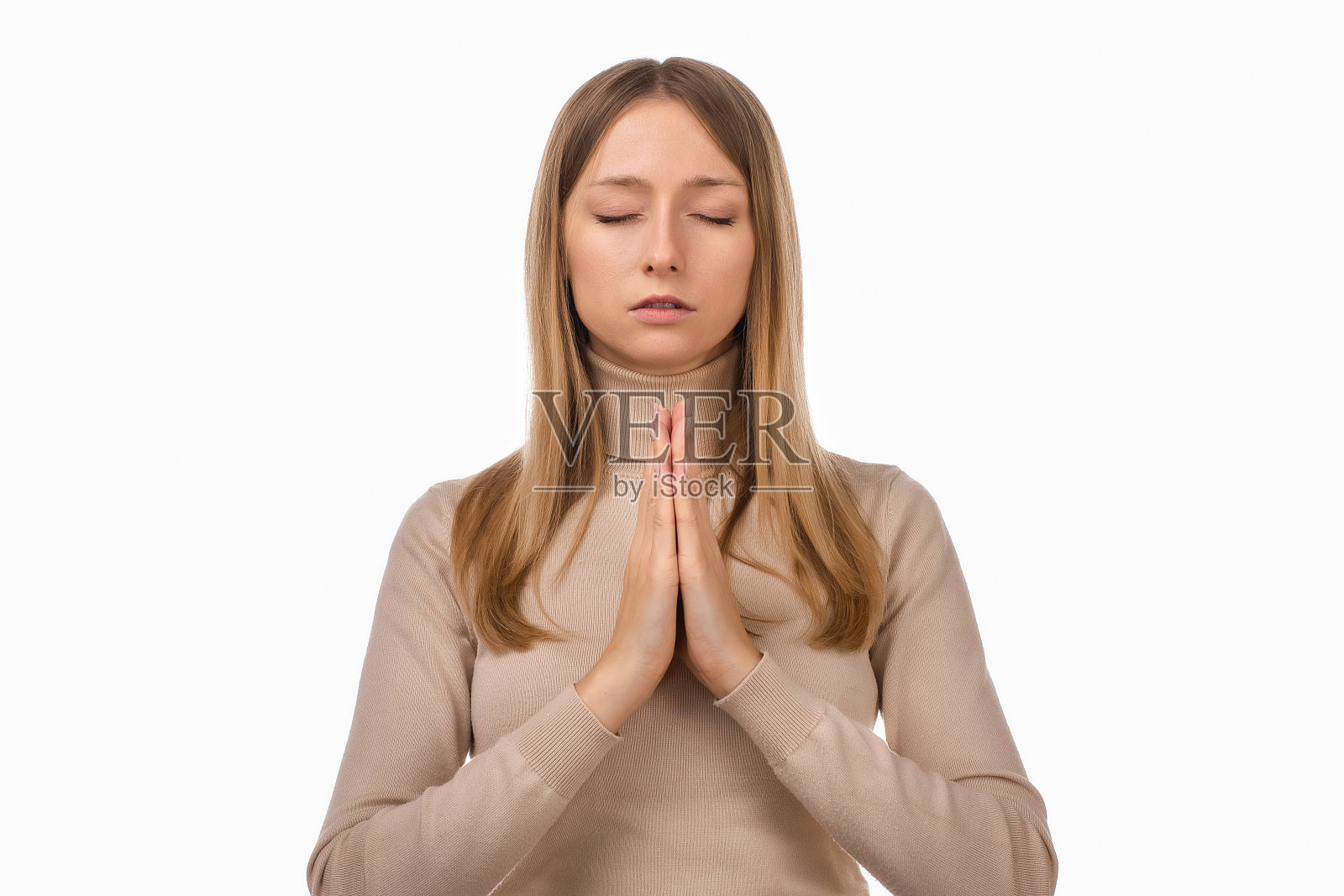 迷人的金发女孩祈祷家人健康，双手合十祈祷照片摄影图片