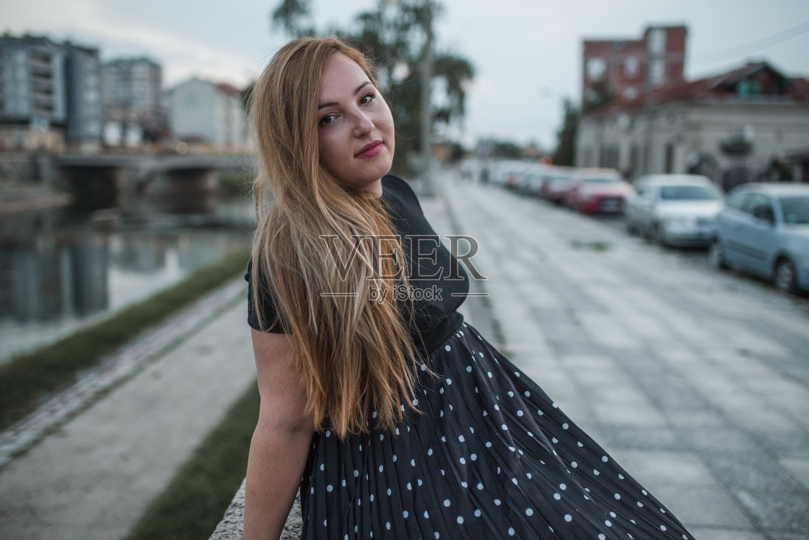 城里的金发美女照片摄影图片